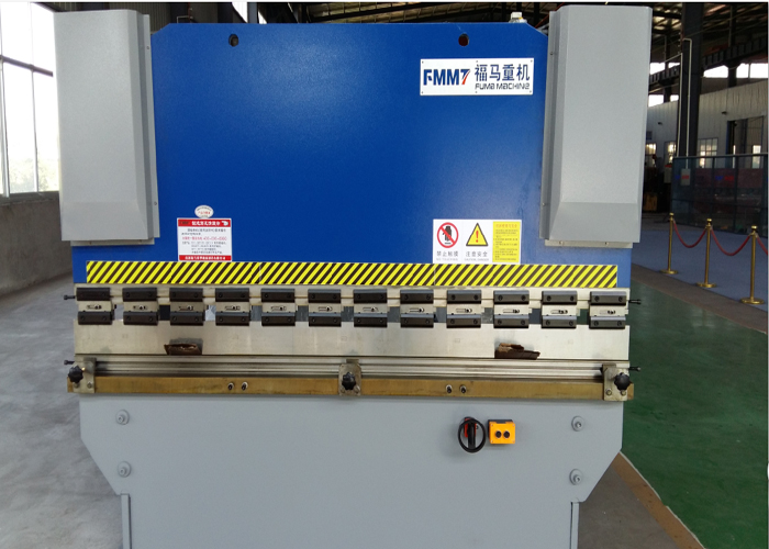 液(ye)壓闆料折(she)彎機63T2500 