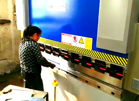  WE67K-63T2500（DA41）數控折(she)彎機客(kè)戶現場(chang)